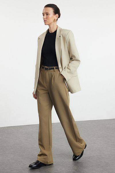 Trendyol Collection Hose aus plissiertem Stoff mit hoher Taille und weitem Bein – Hellkhaki TWOAW21PL0076