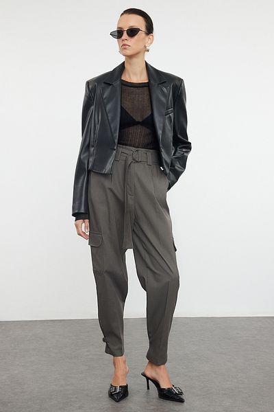 Trendyol Collection Graue Cargo-Webhose mit Gürtel TWOSS21PL0138