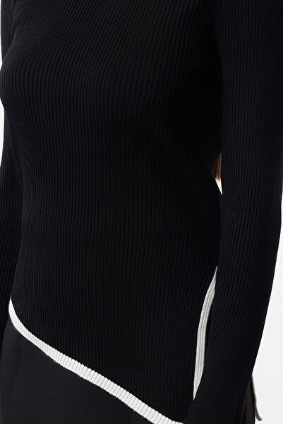 Trendyol Collection Czarny sweter z dzianiny z asymetrycznym rozcięciem - TWOAW25KZ00244