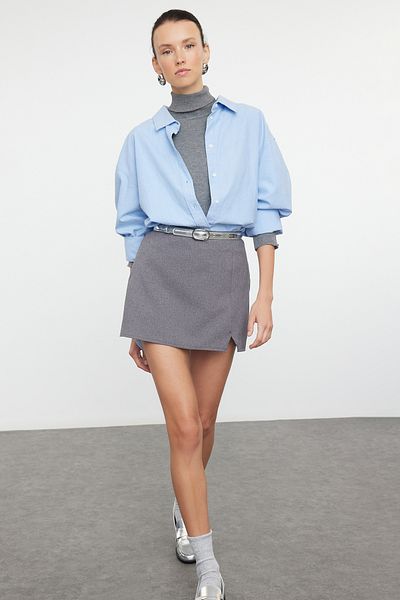 Trendyol Collection Grauer Mini-Shortsrock mit Schlitz und Details TWOAW25SR00011