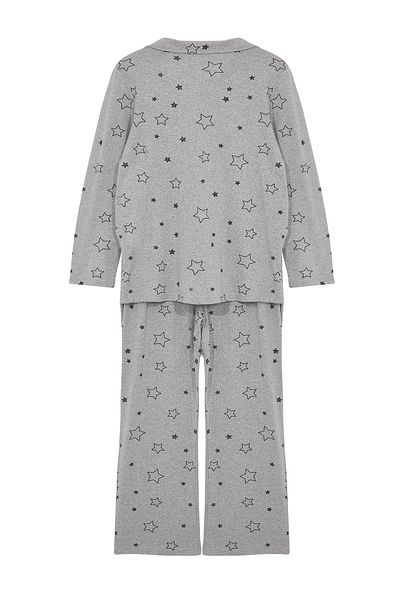Trendyol Curve Grau meliert gestricktes Pyjama-Set mit Sternmuster und Hemdkragen TBBAW25AI00042
