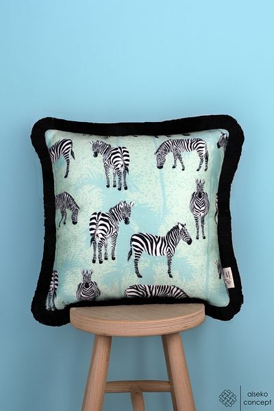 Alseko Concept Husa de perna cu ciucuri negru cu model zebra - Patrat 43x43cm