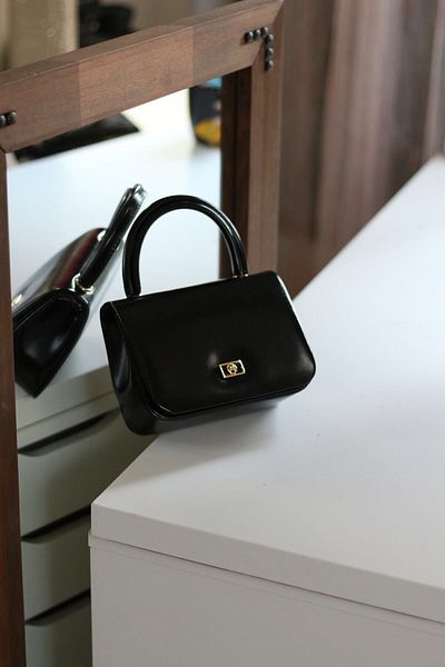 Moom Bag Γυναικεία τσάντα ώμου με μαλακή γυαλιστερή δερμάτινη λαβή