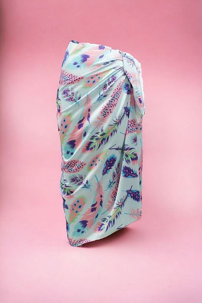 pistore Rochie de plajă pentru femei din satin - albastru apă, imprimeu cu pene roz, pareo lung, sezon nou