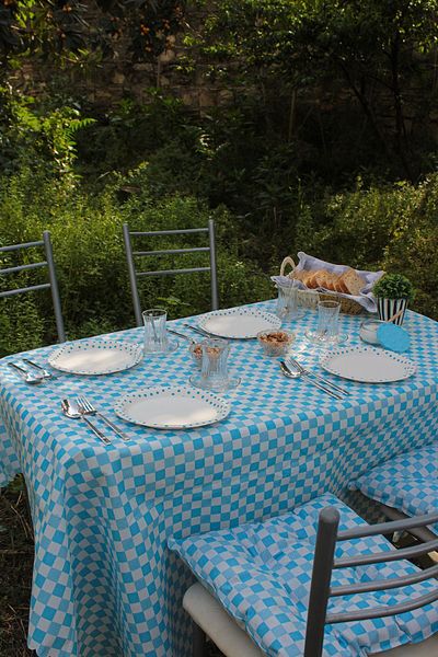 ADARYA HOME Set 4 perne 45x45cm + Fata de picnic pentru masa de podea si fata de masa 160x160 - Albastru