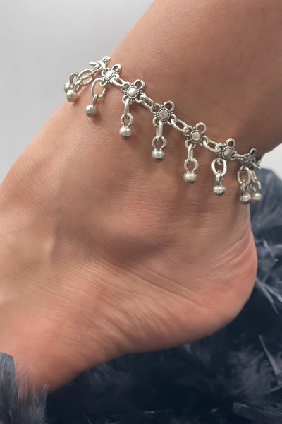 Vesaire Accessories Antik Gümüş Kaplama Top Charm Detaylı Çiçek Halhal