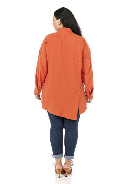 DISENTIS MODEST Cămașă cu imprimeu asimetric de mărime mare de culoare cărămidă - cu detaliu de nasturi la spate și fantă laterală
