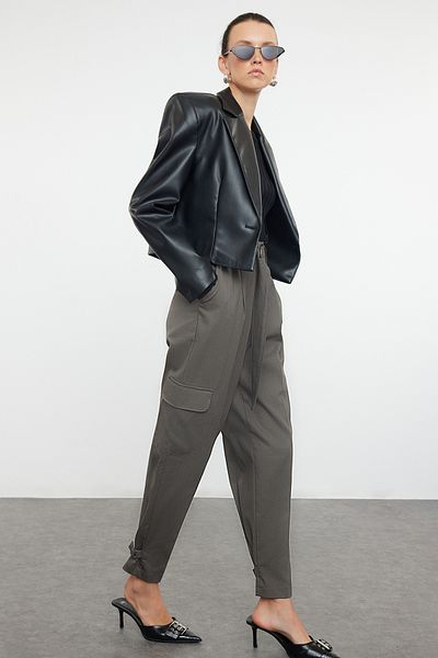 Trendyol Collection Graue Cargo-Webhose mit Gürtel TWOSS21PL0138