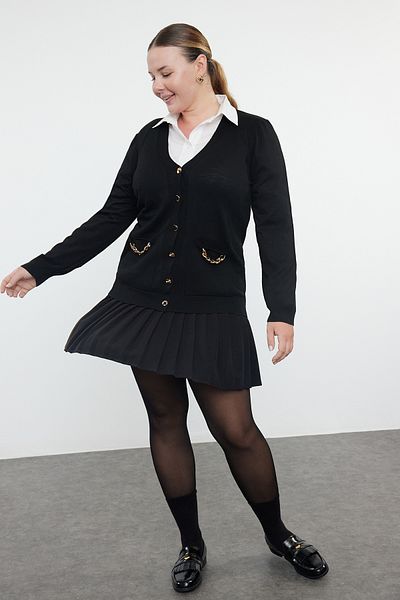Trendyol Curve Schwarzer Strickcardigan mit V-Ausschnitt und Taschen – Kettendetail TBBAW25AV00001