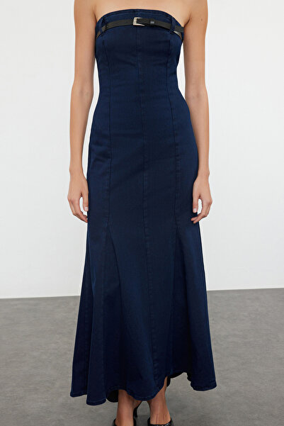Trendyol Collection Pánt nélküli nyakkivágású maxi farmer ruha - sötétkék, hajlított szegély, öv részlet TWOAW25EL00090