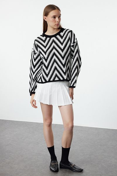 Trendyol Collection Ecrufarbener Strickpullover mit Zickzack-Muster - TWOAW25KZ00244