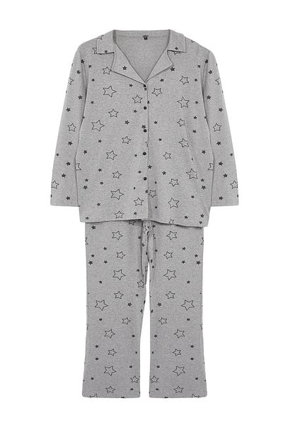 Trendyol Curve Grau meliert gestricktes Pyjama-Set mit Sternmuster und Hemdkragen TBBAW25AI00042
