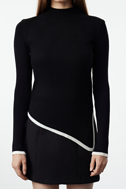 Trendyol Collection Czarny sweter z dzianiny z asymetrycznym rozcięciem - TWOAW25KZ00244
