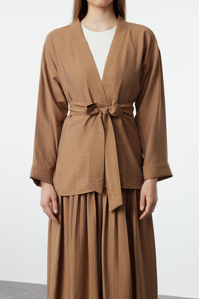 Trendyol Modest Σετ καμηλό κιμονό με ζώνη και πλισέ φούστα - TCTSS24US00086