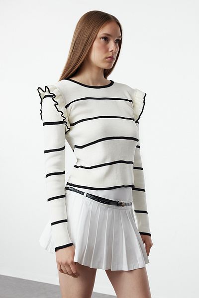 Trendyol Collection Pruhovaný ecru pletený svetr – volánky na ramenou TWOAW25KZ00243