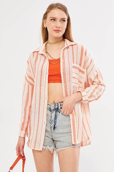 armonika Oranžová pruhovaná oversize dámská košile – dlouhý rukáv, skládaná záda, detail kapsy ARM-24Y001053
