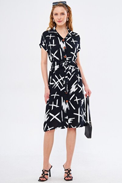 armonika Dámské černo-bílé velké květinové košilové šaty s krátkým rukávem v pase ARM-22Y001007