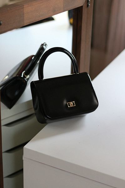Moom Bag Γυναικεία τσάντα ώμου με μαλακή γυαλιστερή δερμάτινη λαβή