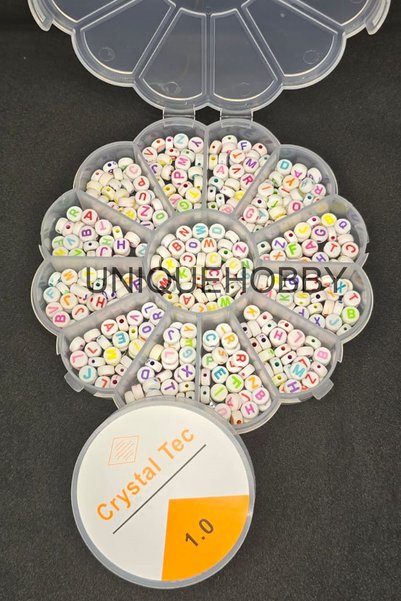 uniquehobby Комплект от букви-мъниста в бяла кутия с 13 отделения, украсена с...