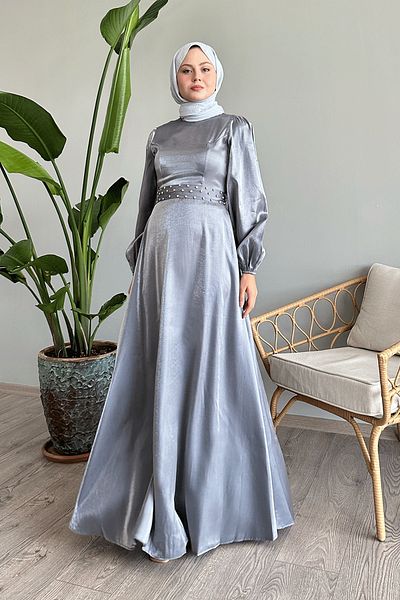 InStyle Silbergraues Satinkleid mit Steingürtel