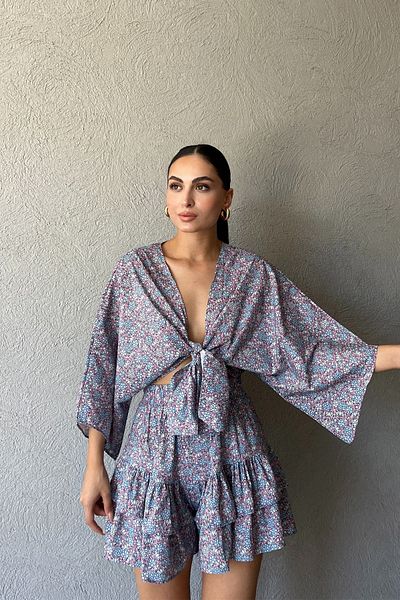 Seda Yalçın Atelier Set bluză cu fustă cu volane și pantaloni scurți albaștri cu cravată
