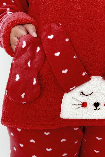 Trendyol Curve Fleece-Pyjama-Set mit rotem Herzmuster - TBBAW23AI00025