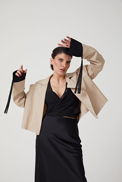 Charm in Urban Bej Crop Trençkot