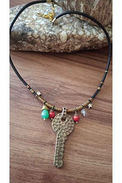 azra takı tasarım قلادة نسائية خضراء - صناعة يدوية متعثرة، على شكل مفتاح، قصيرة الحظ