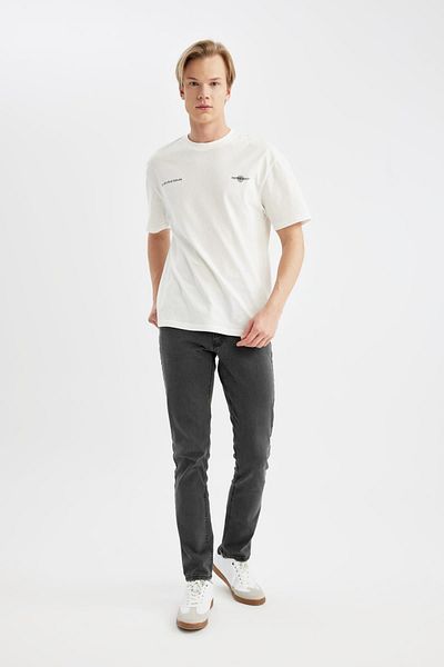 DeFacto Pedro Slim Fit Narrow Fit Jeanshose mit normaler Taille und schmalem Bein C1779ax24sp