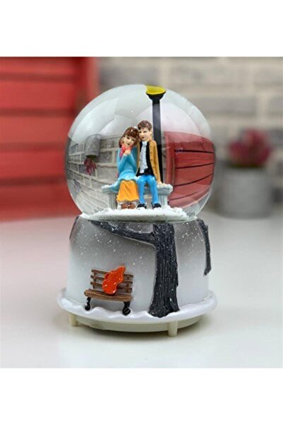 ÇILGIN Sokak Lambası Altında Oturan Romantik Çift Işıklı Müzikli Kar Küresi