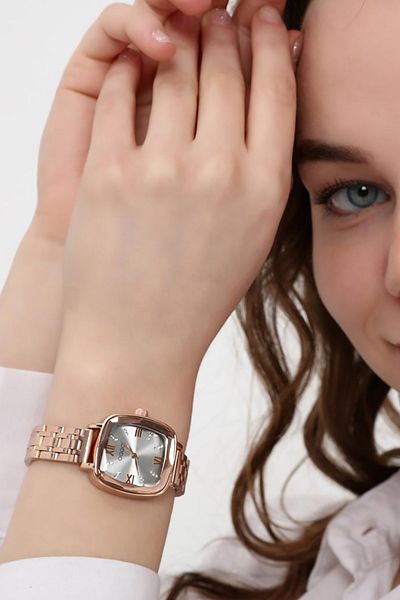 OQQO Elanor Silver Dial Roman Numeral Rose Cord Women's Wristwatch