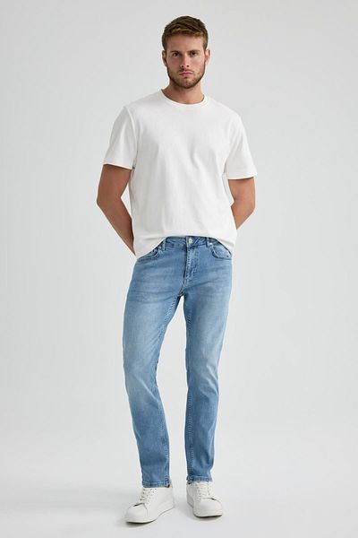 DeFacto Gerade geschnittene Jeans mit normaler Taille und Röhrenbein - B3106ax23au