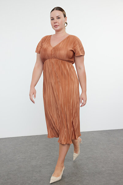 Trendyol Curve Μίντι φόρεμα διπλής όψης Πλισέ Plus Size - Καφέ TBBAW25AH00029