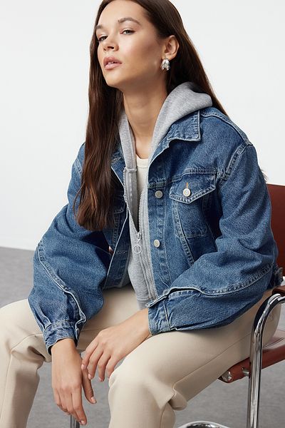 Trendyol Collection Übergroße blaue Jeansjacke – Ärmel mit Ziernähten, TWOAW25CE00015
