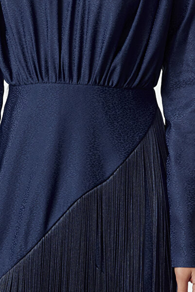 Trendyol Modest Sötétkék mintás bojt részletes szatén szőtt estélyi ruha TCTSS24DB00068