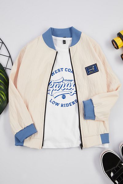 TRENDYOLKIDS Beigefarbenes T-Shirt- und Jacken-Set mit Slogan-Aufdruck für Jungen – Baumwollstrick TKDAW25AU00047