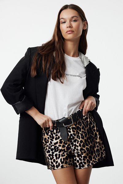 Trendyol Collection Többszínű állati leopárdmintás szőtt rövidnadrág TWOSS24SR00227