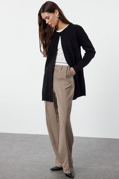Trendyol Modest Schwarzer Strickcardigan mit einem Knopf - TCTAW25TH00008