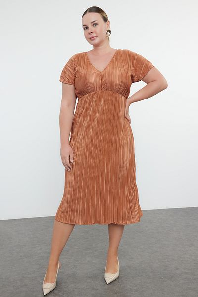 Trendyol Curve Doppelseitig plissiertes Midikleid in Übergröße - Braun TBBAW25AH00029