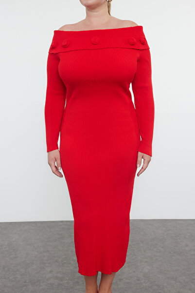 Trendyol Curve Červené úpletové šaty s žebrovaným límcem Carmen a detailem růže - TBBAW25AH00035