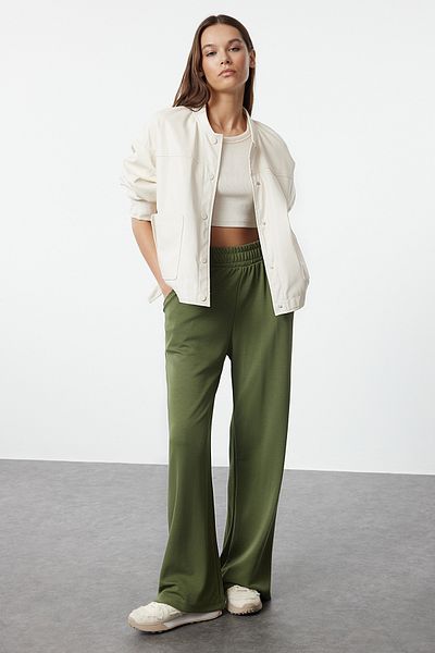 Trendyol Collection Khakifarbene, gestrickte Jogginghose aus hochwertigem, weichem Stoff mit Taschen und weitem Bein und bequemem Schnitt TWOAW24EA00012