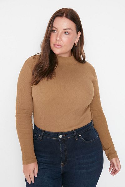 Trendyol Curve Nerzfarbene, figurbetonte, gerippte, gestrickte Plus-Size-Bluse mit Stehkragen TBBAW23AF00003