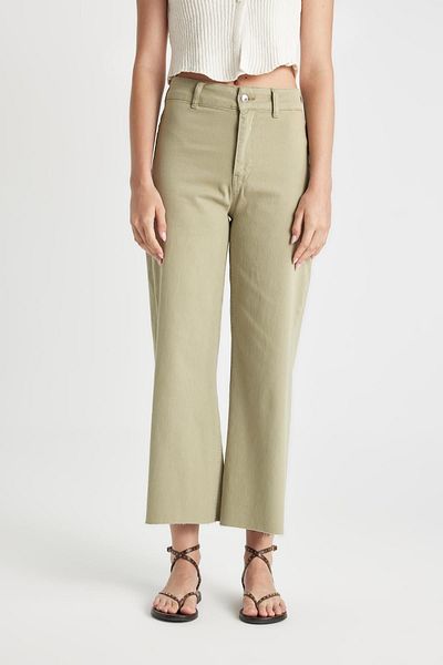 DeFacto Crop-Jeans mit hoher Taille und ausgeschnittenem Bein - D2966AX24HS