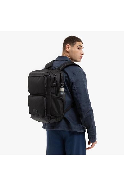 Eastpak حقيبة ظهر للكمبيوتر المحمول من Cnnct باللون الأسود Ek0a5bfy80w