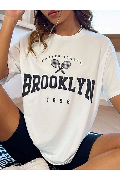 MODARİCH Μπλουζάκι Brooklyn Racket 1898 - λευκό, εμπριμέ, λαιμόκοψη, εμπριμέ, κοντό μανίκι, Boyfriend, Loose