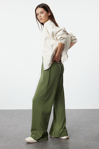 Trendyol Collection Khakifarbene, gestrickte Jogginghose aus hochwertigem, weichem Stoff mit Taschen und weitem Bein und bequemem Schnitt TWOAW24EA00012
