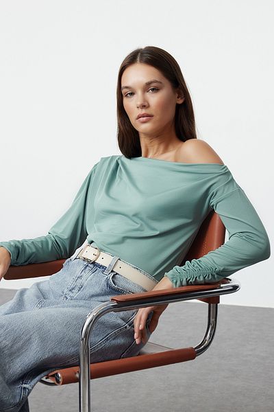 Trendyol Collection Mintgrüne Strickbluse mit asymmetrischem Kragen und drapiertem Design - TWOAW21BZ1383