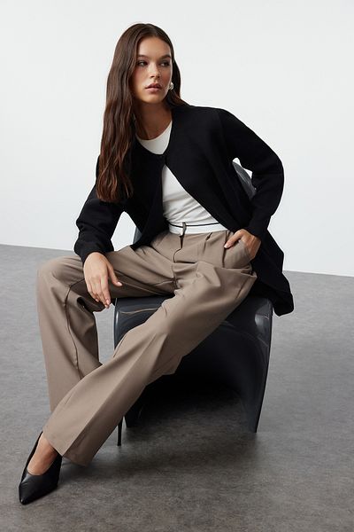 Trendyol Modest Schwarzer Strickcardigan mit einem Knopf - TCTAW25TH00008