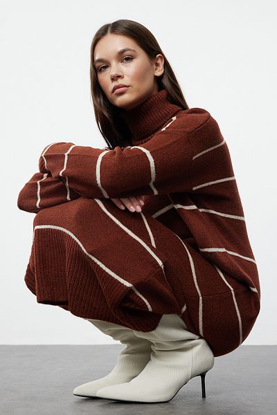 Trendyol Collection Tile Maxi Knitwear Wide Fit Weich strukturiertes Kleid TWOAW24EL00056