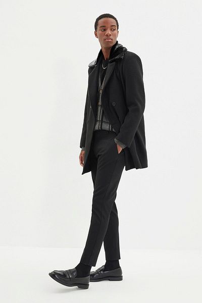 Trendyol Collection Wintermantel in Schwarz mit Prägung - Regular Fit, Pelzkragen TMNAW21KB0063